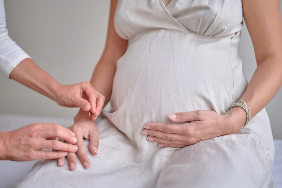 Tratamiento de acupuntura y homeopatía durante el embarazo para preparación prenatal y apoyo al parto en Oaxaca.